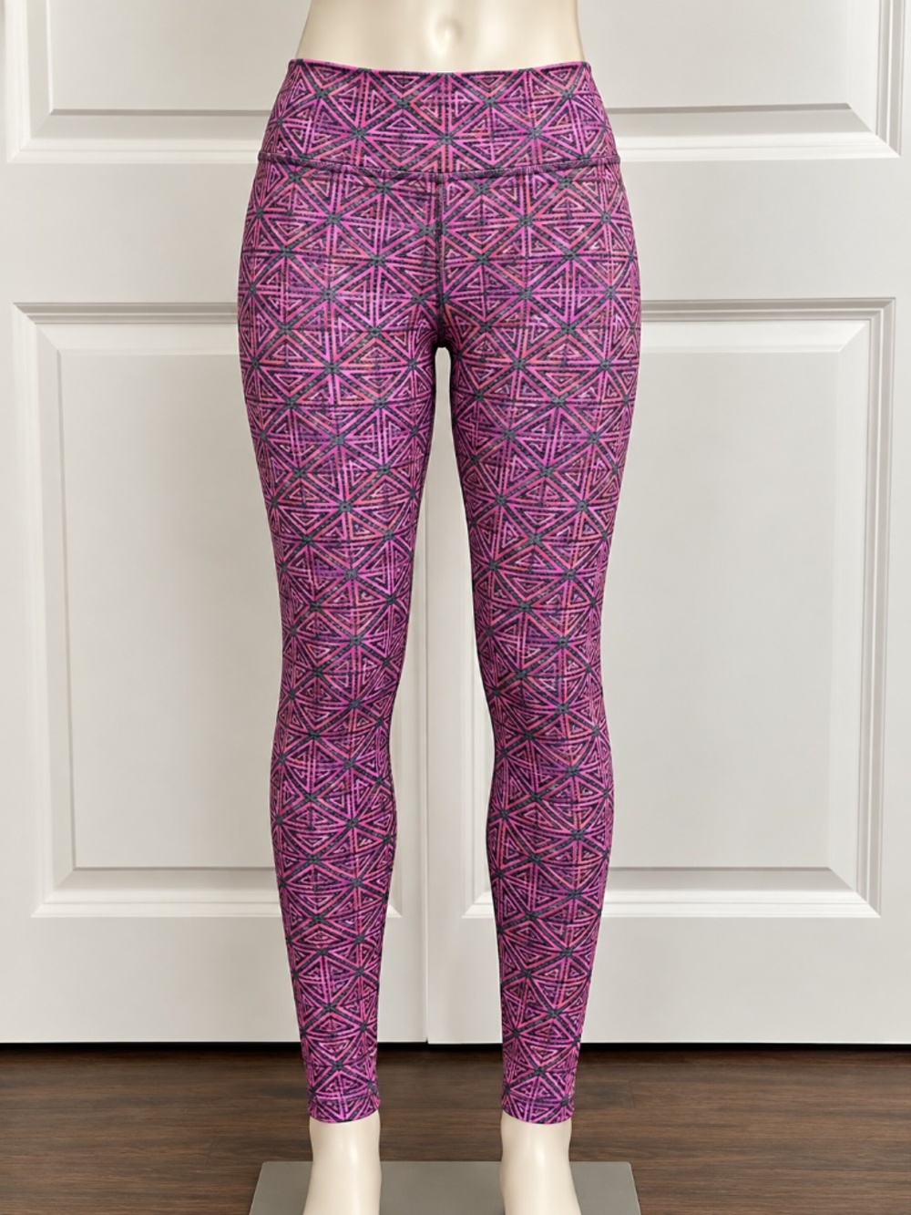Victoria’s Secret PINK Yoga Leggings – Pink & Gray Geometric Print – Size Small